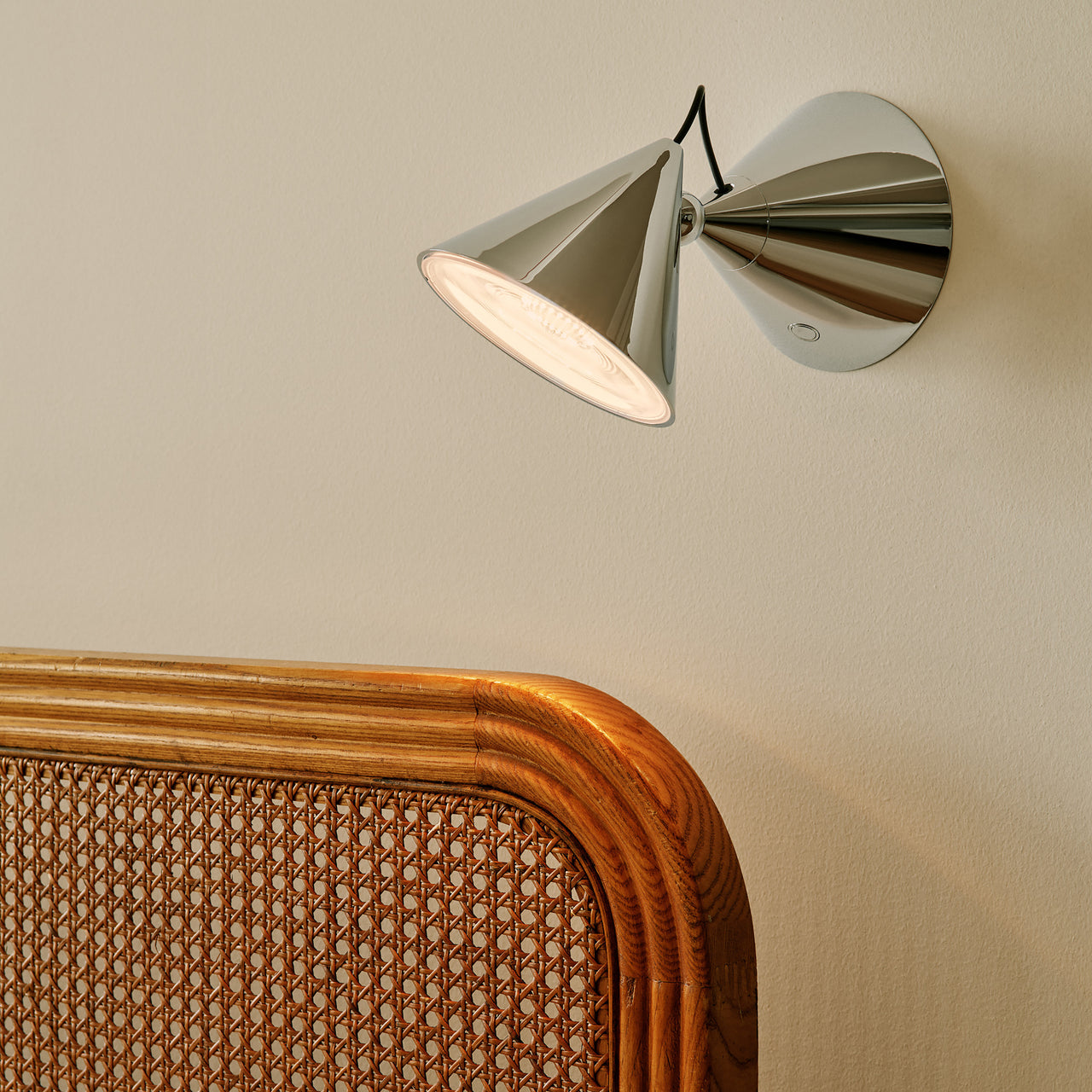 Pose Surface Wall Lamp
