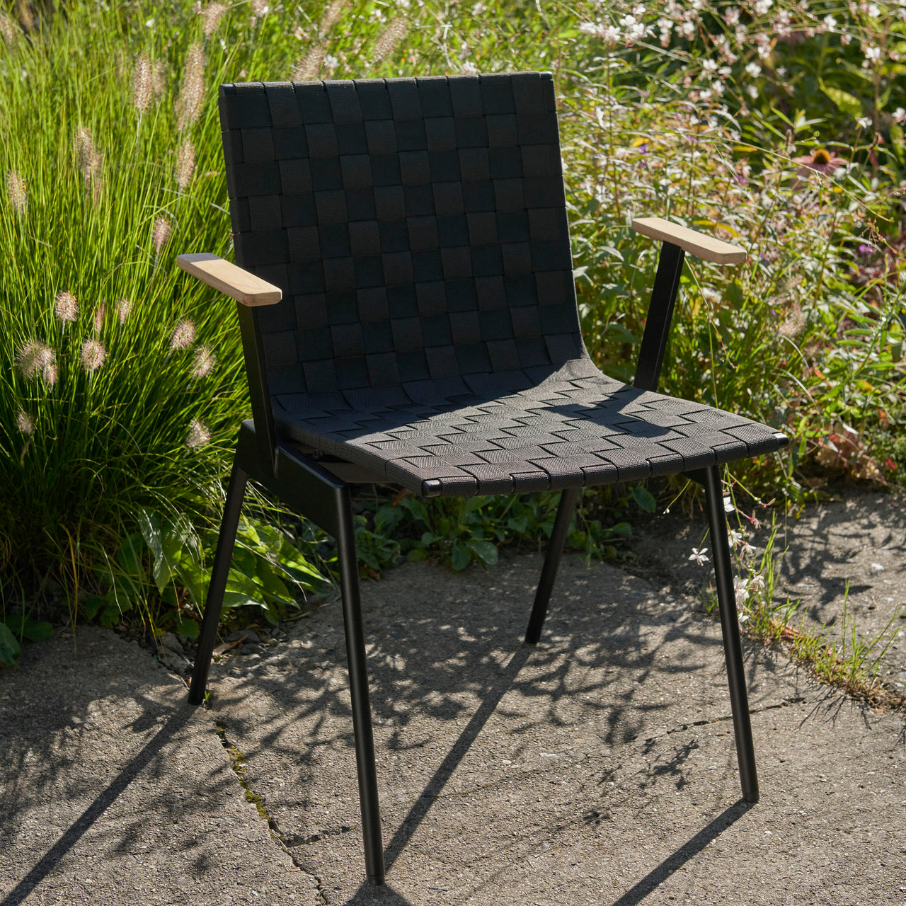 Ville AV33 Armchair: Outdoor