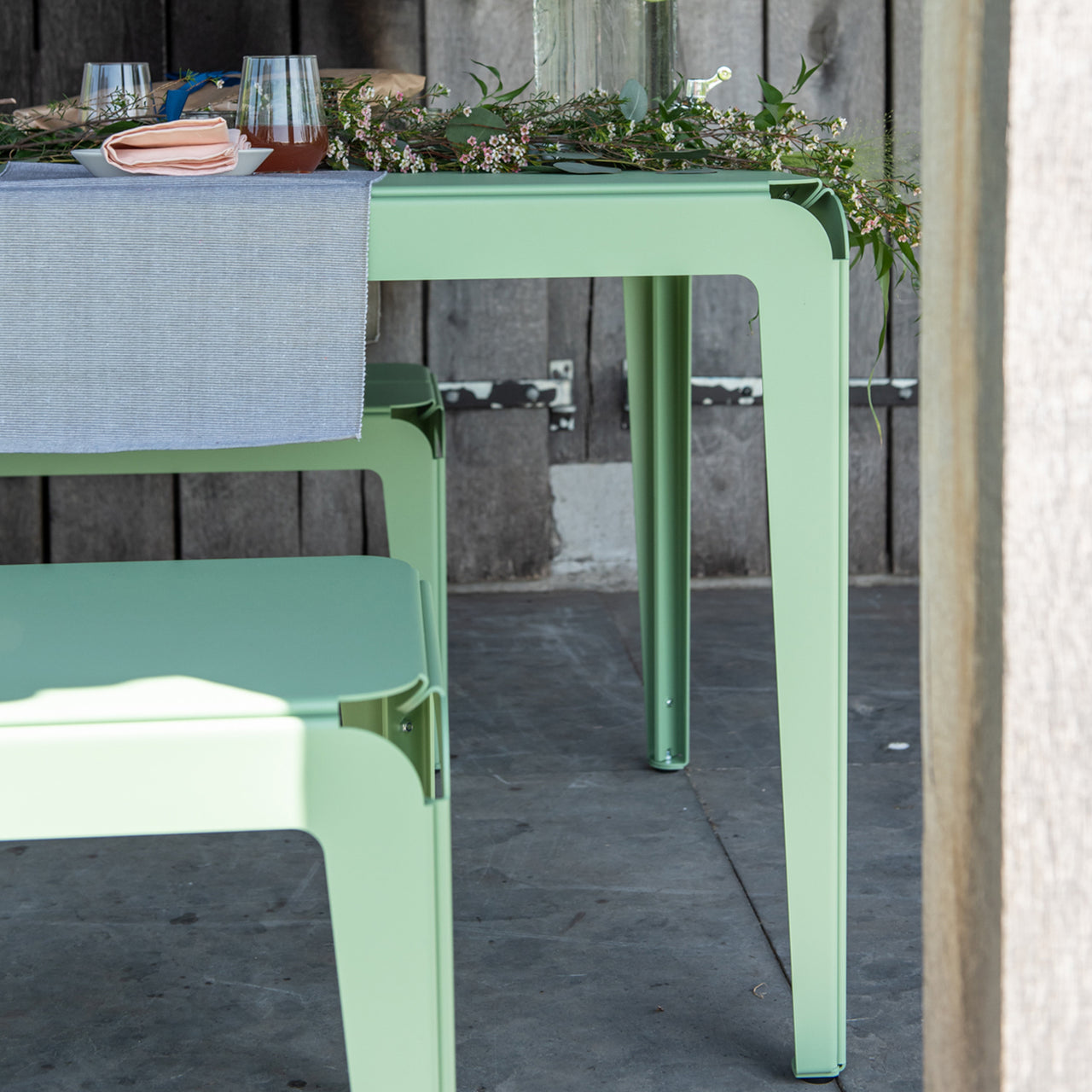 Bended Table: Outdoor