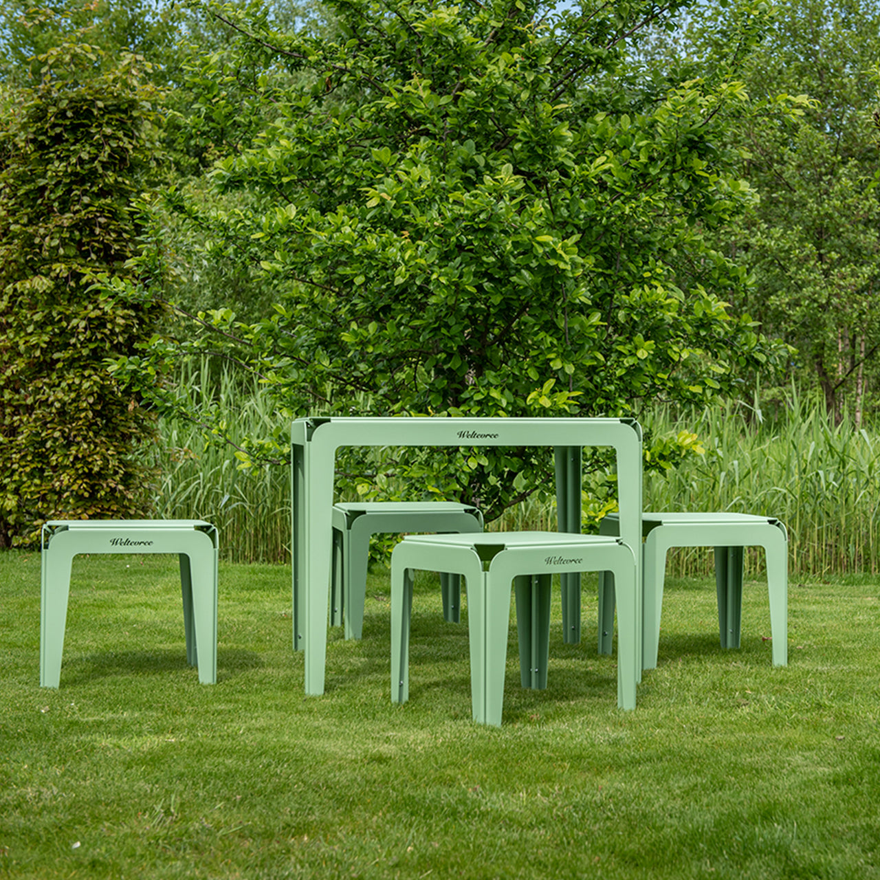 Bended Table: Outdoor