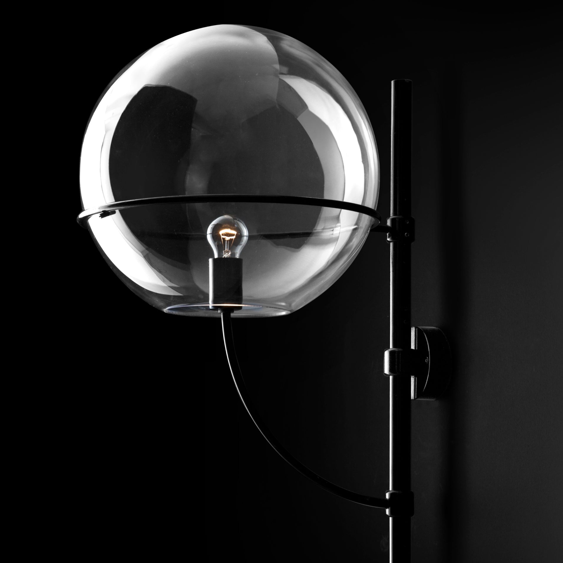 Lyndon Wall Lamp: Outdoor