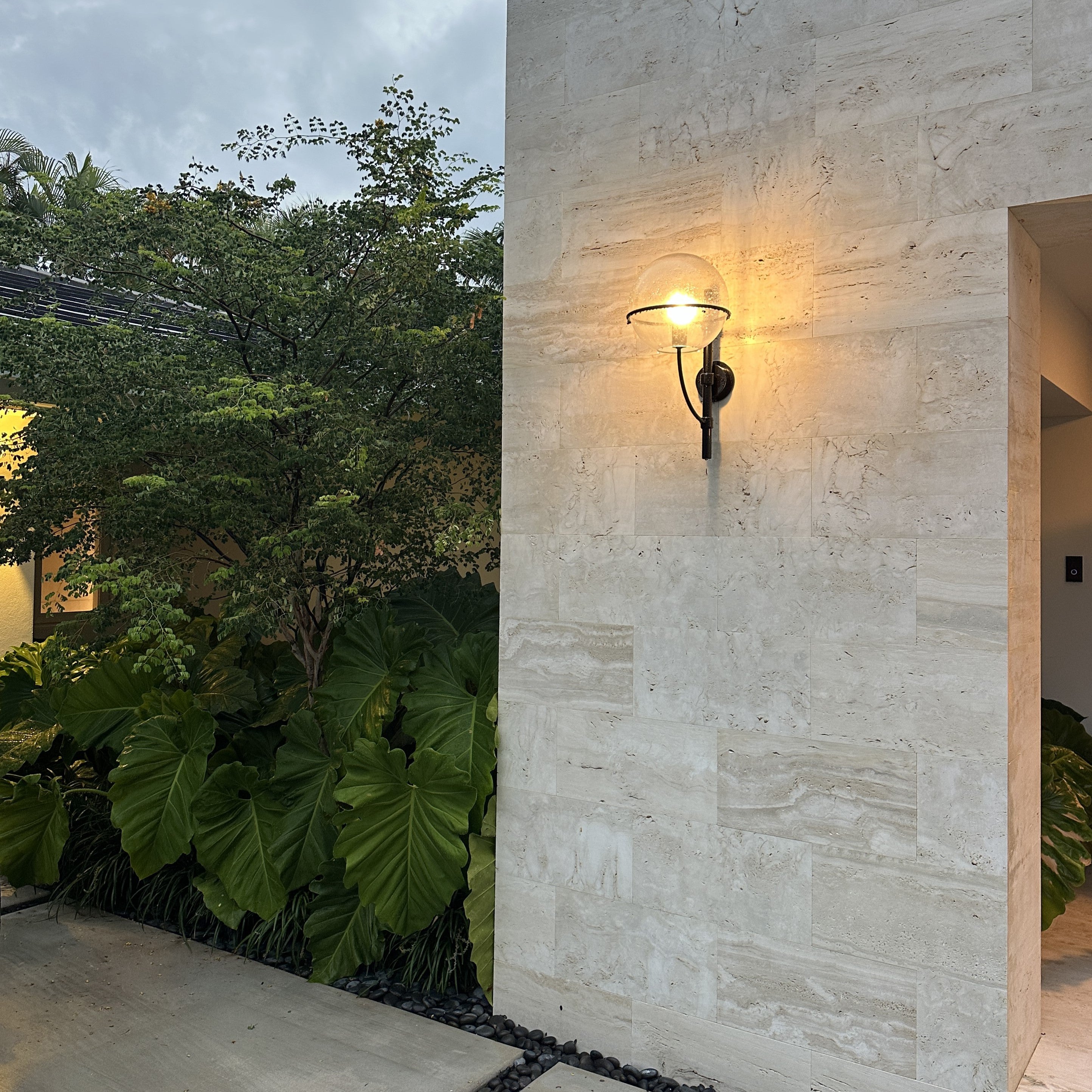 Lyndon Wall Lamp: Outdoor