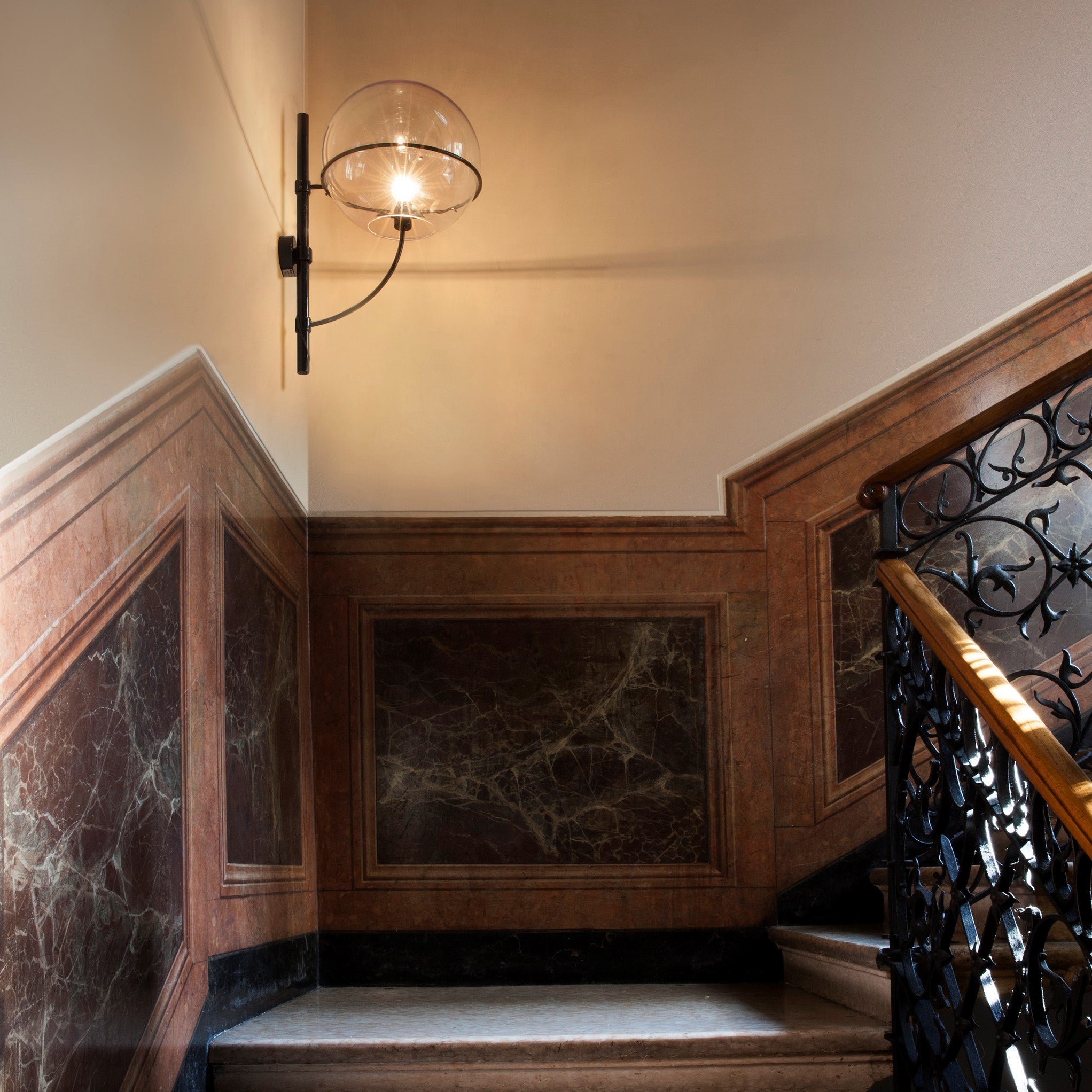 Lyndon Wall Lamp: Outdoor