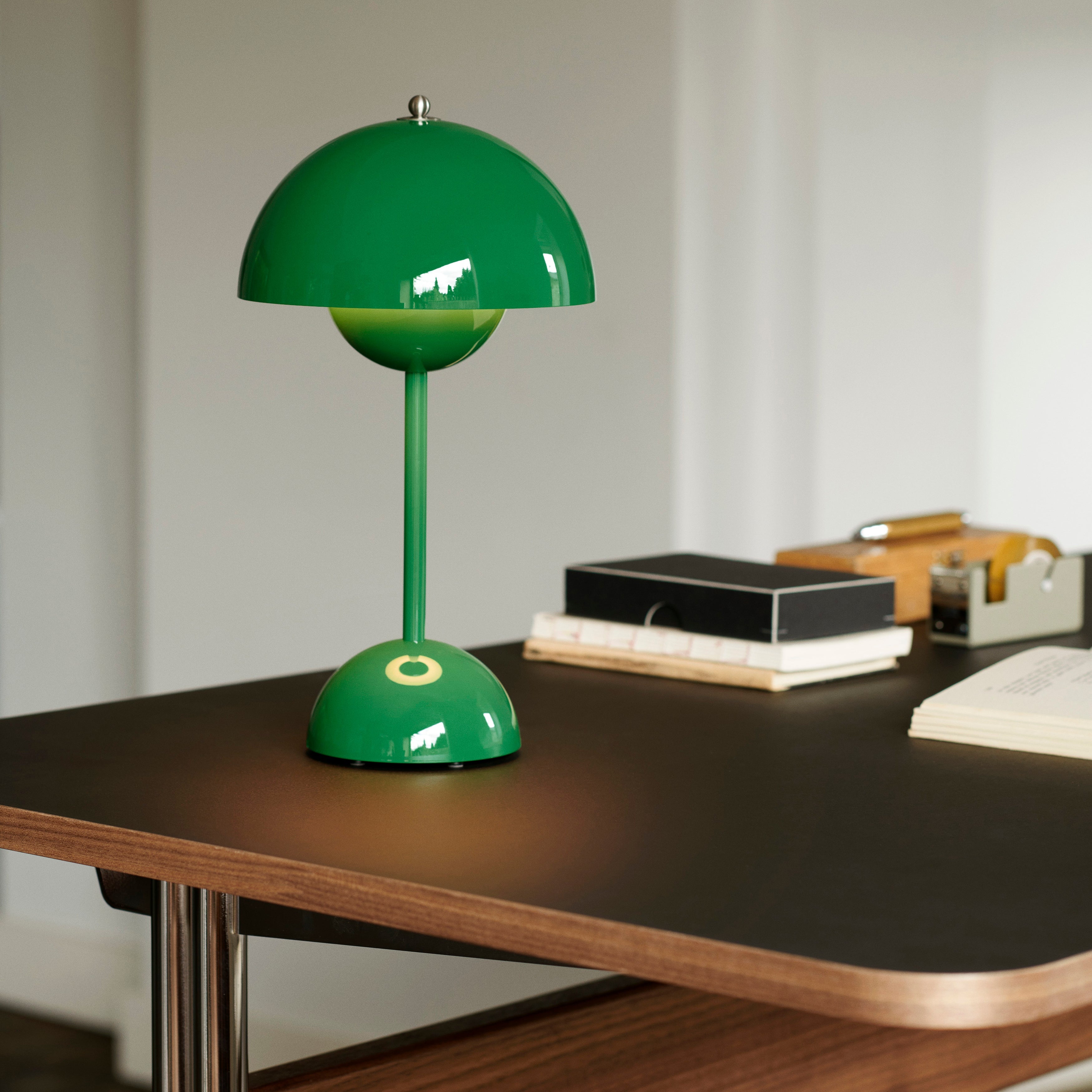 Flowerpot VP9 Portable Table Lamp