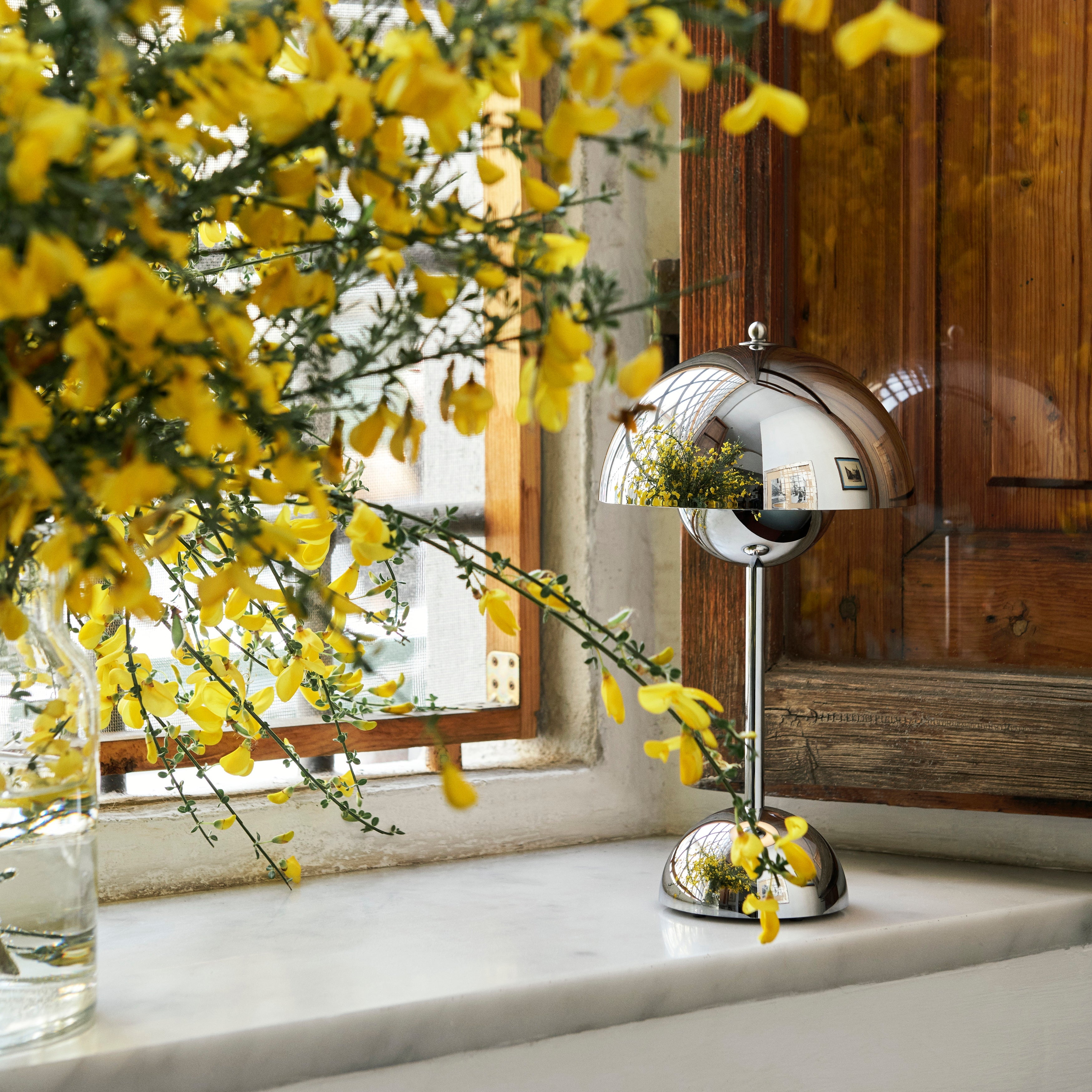 Flowerpot VP9 Portable Table Lamp
