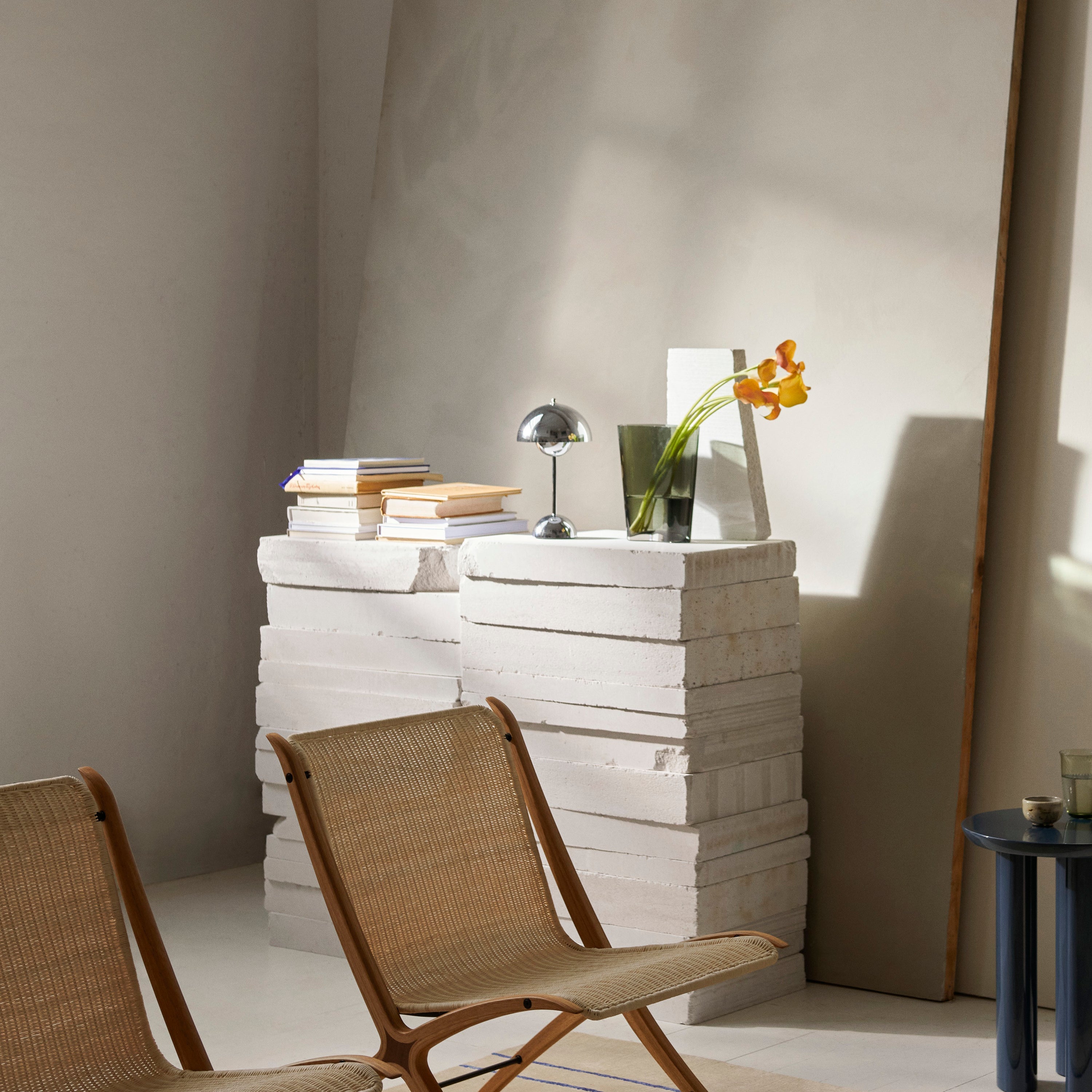Flowerpot VP9 Portable Table Lamp