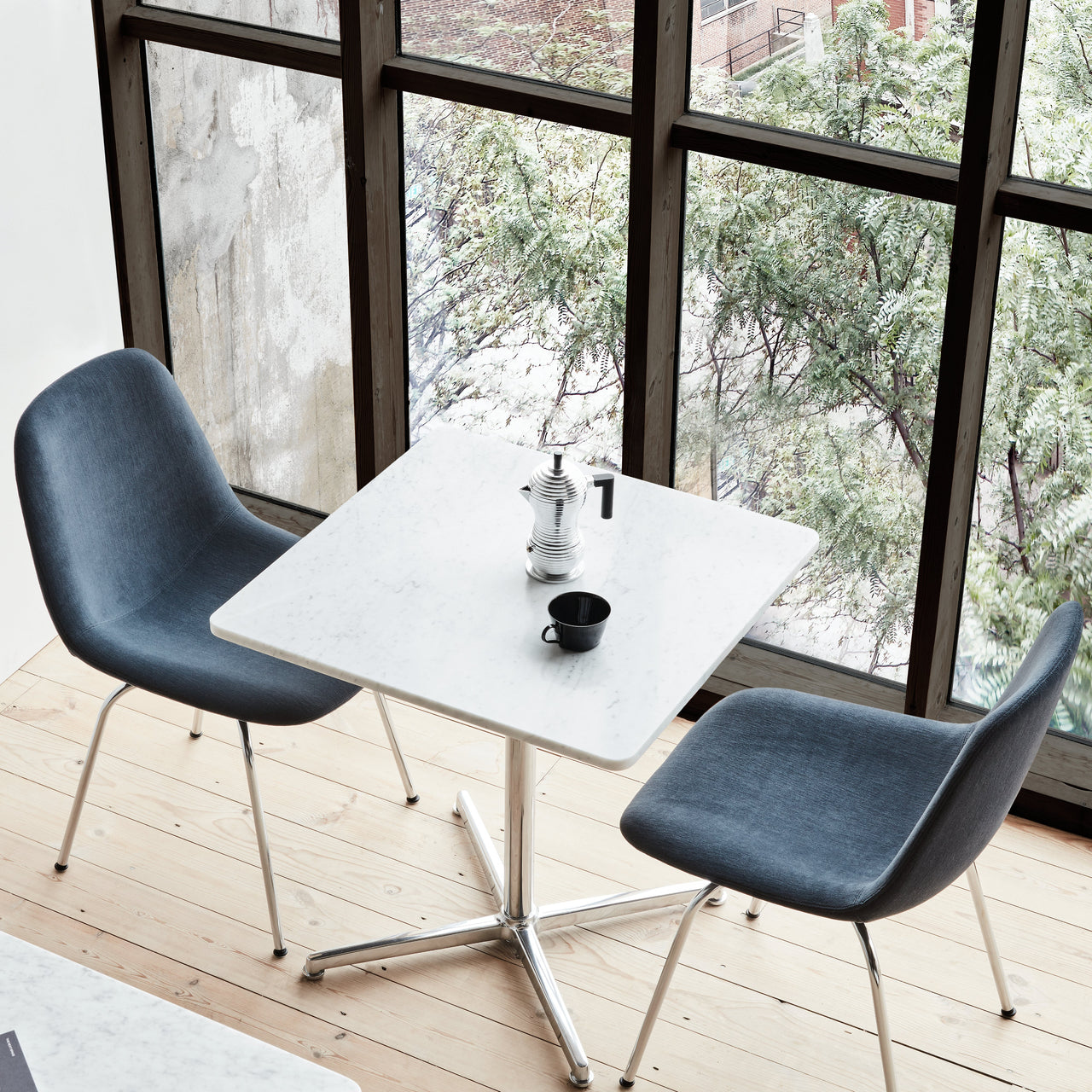 Eyes 4 Leg Tube Base Chair