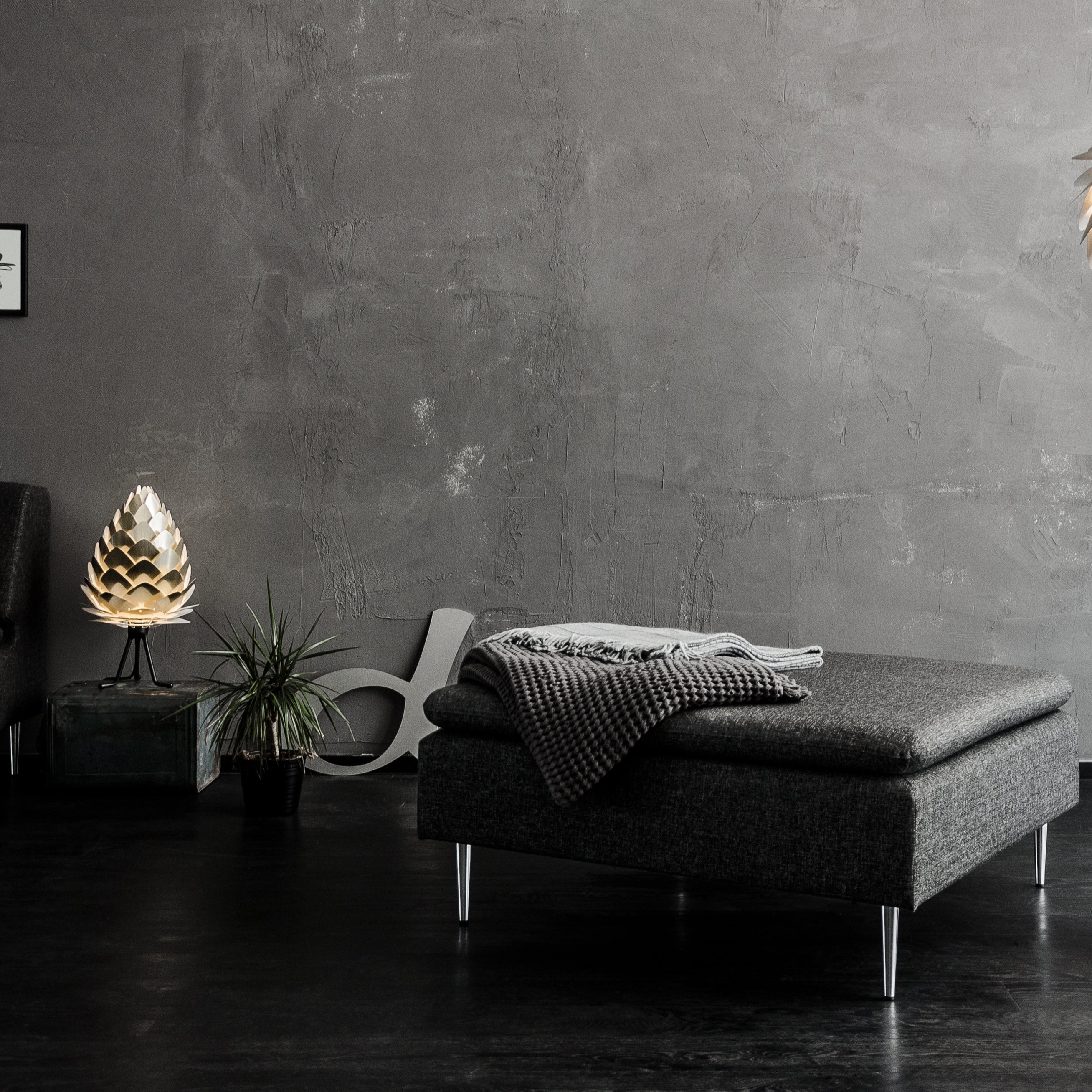 Conia Adjustable Tripod Table Lamp