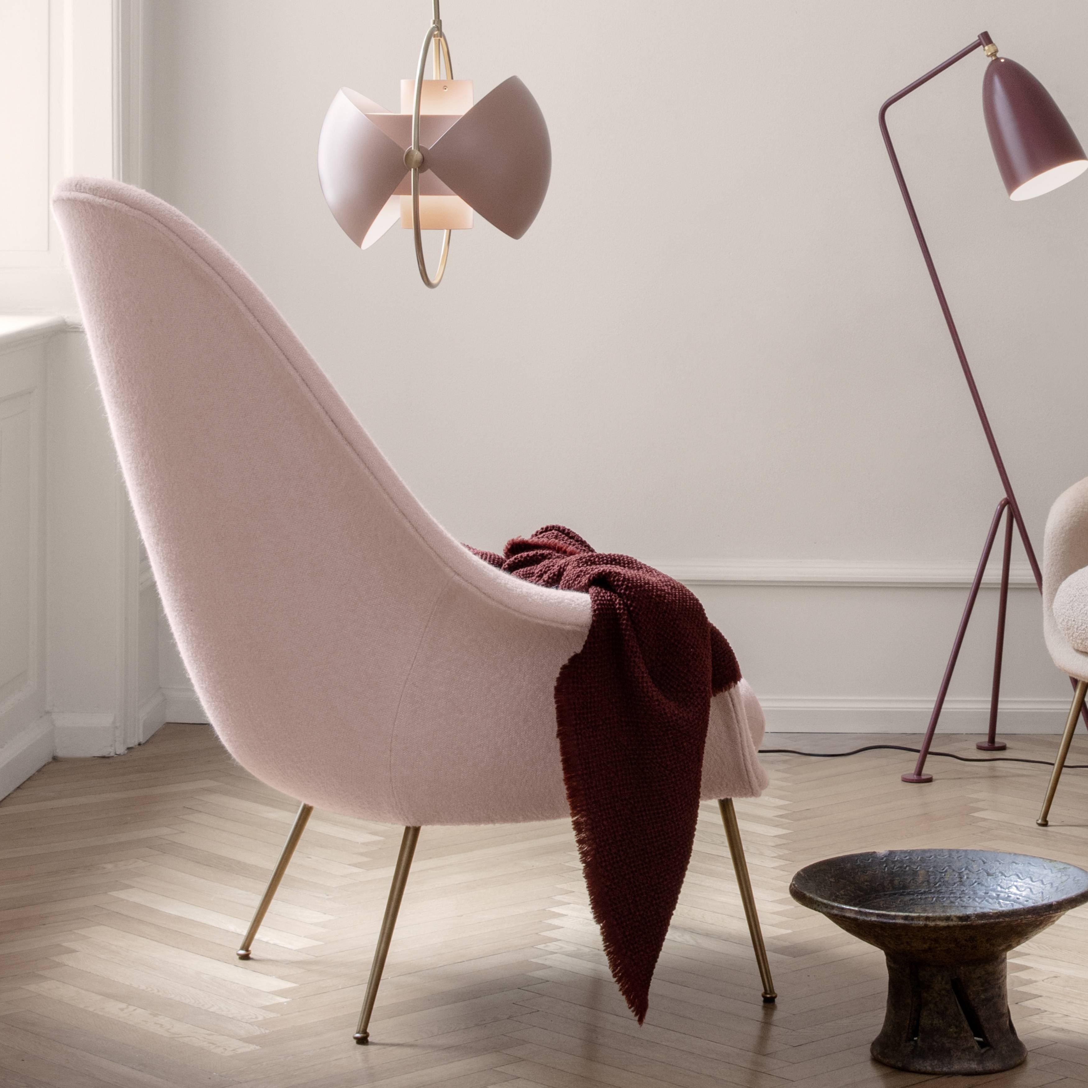 Bat Lounge Chair High Back: Conic Base