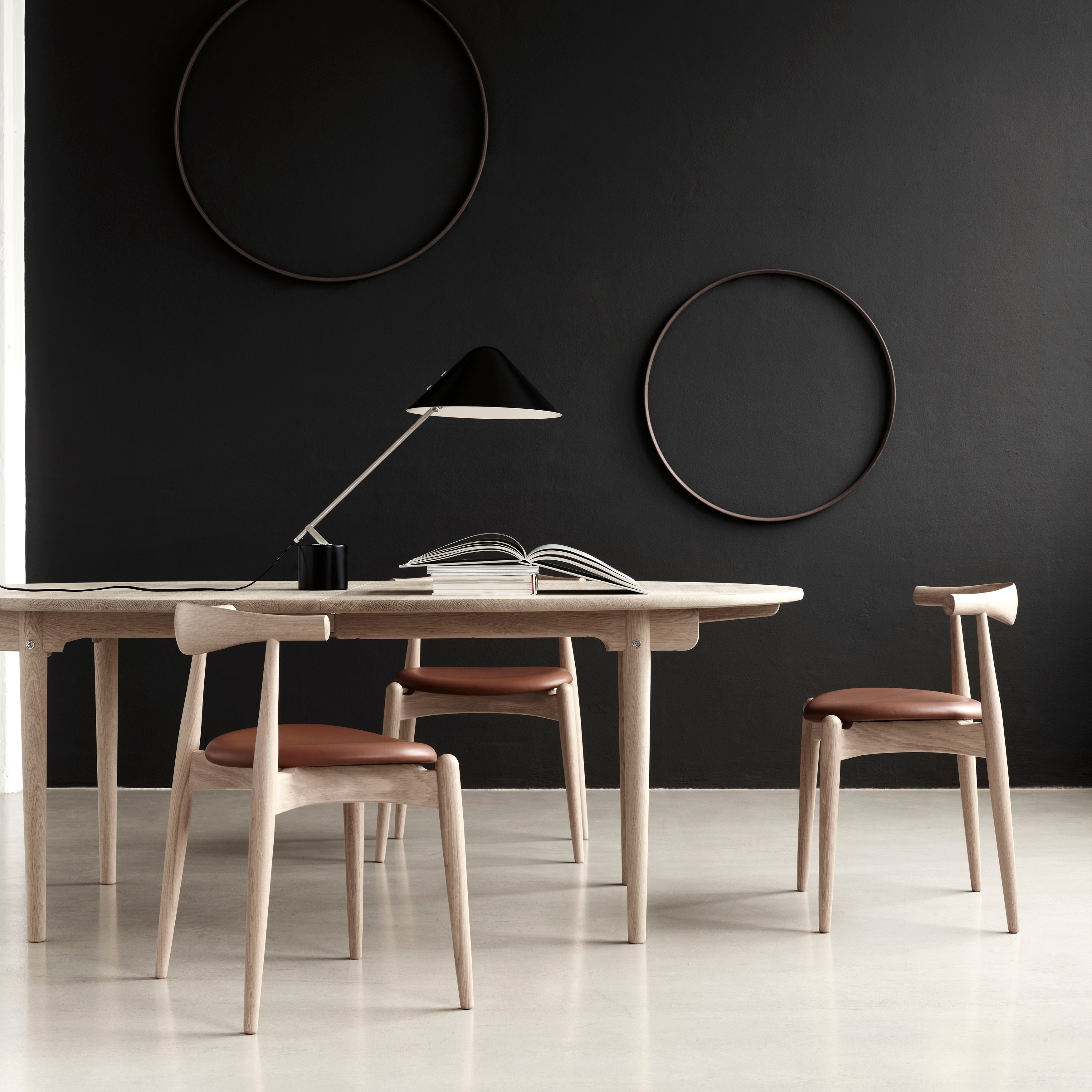 CH20 Elbow Chair: Oak