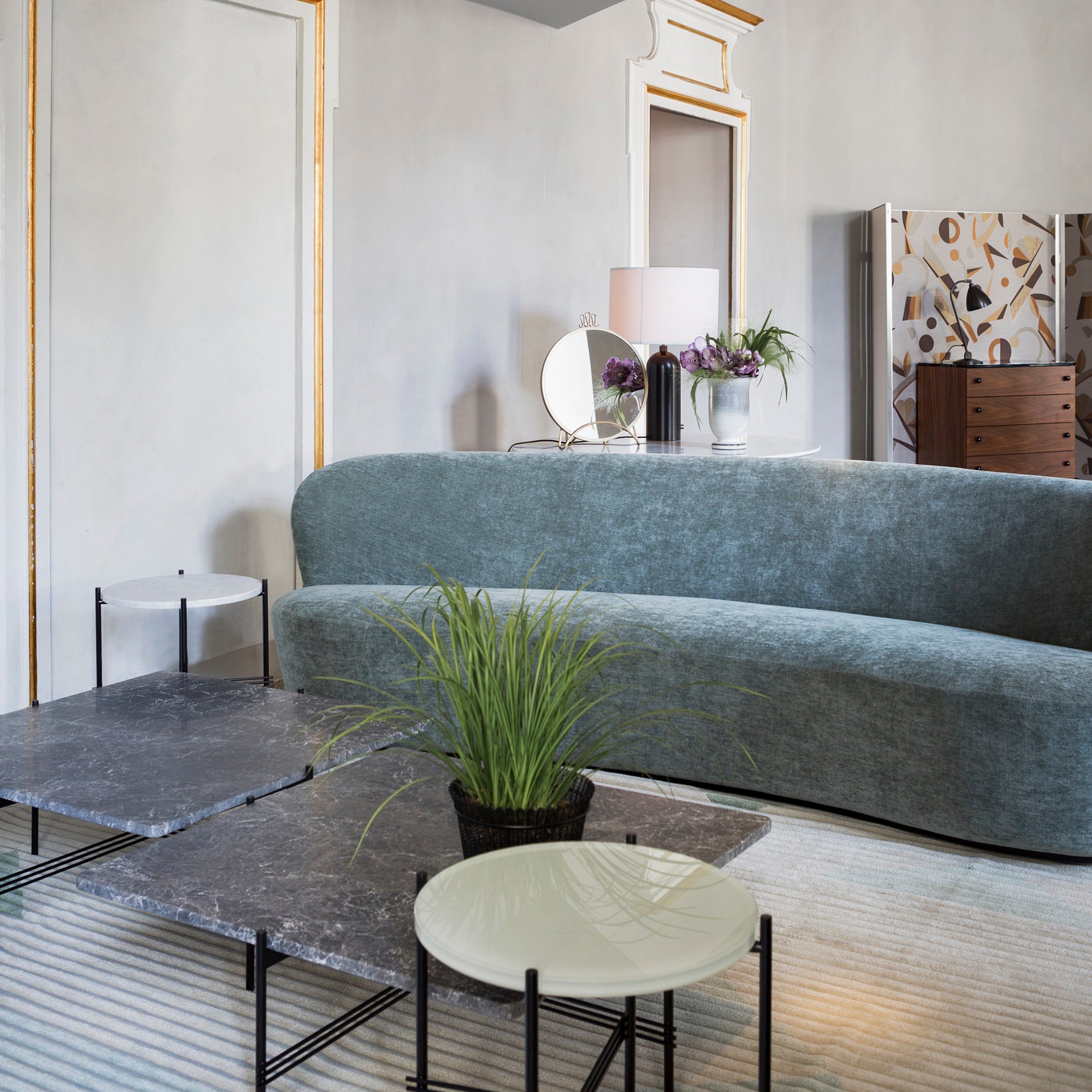 Stay Sofa: Solid Base