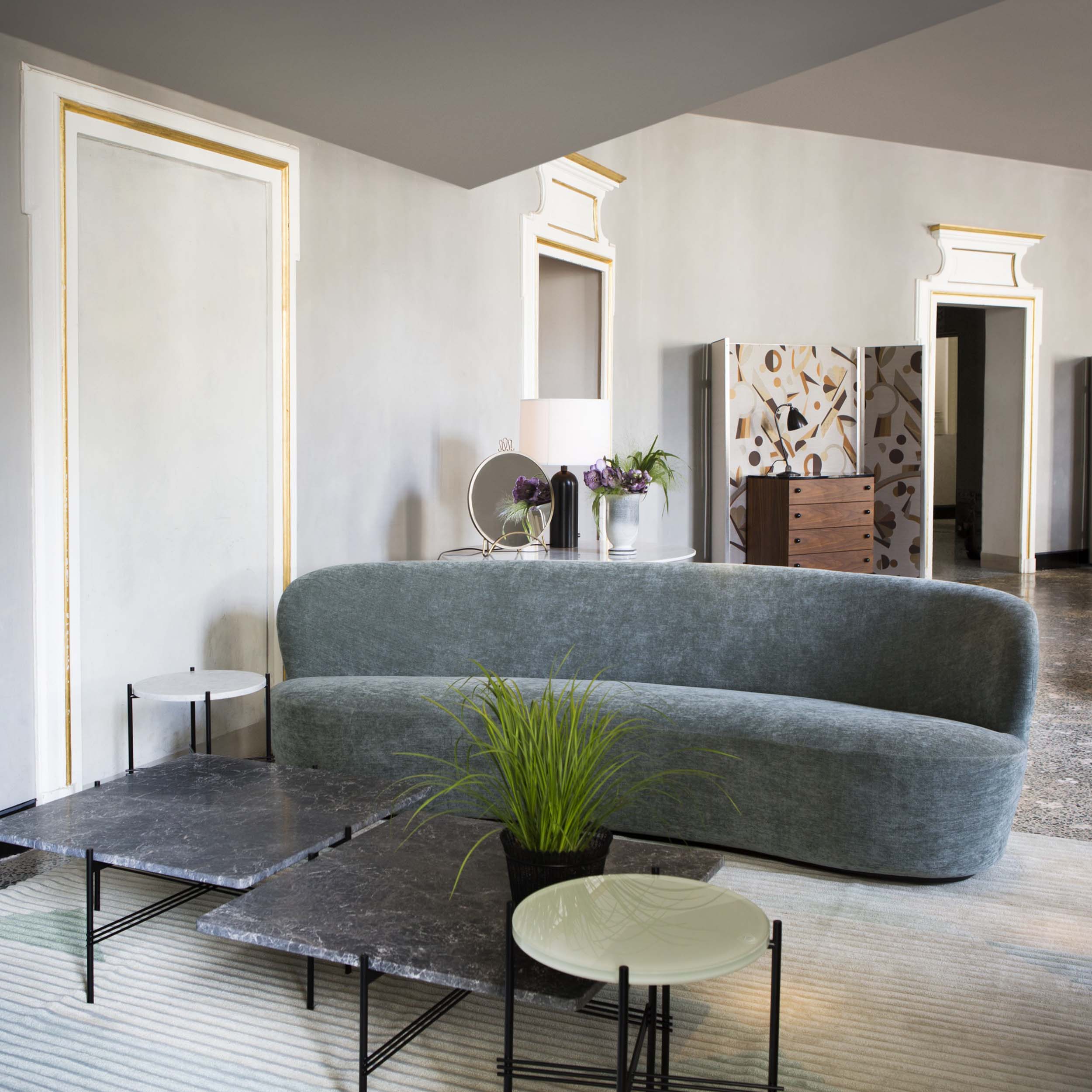 Stay Sofa: Solid Base