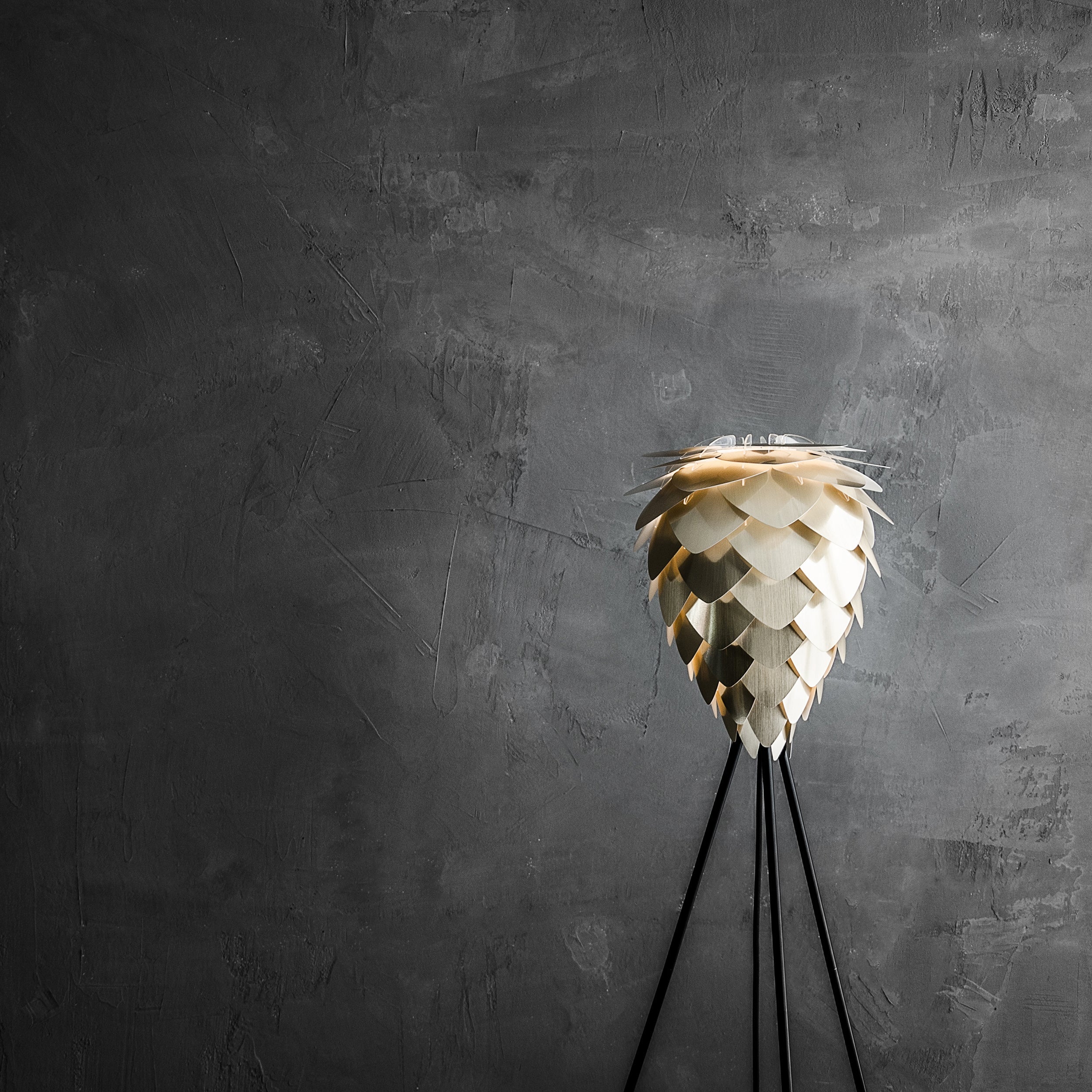 Conia Tripod Floor Lamp